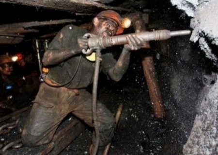 Власти ЛНР погасят бастующим шахтёрам «Комсомольской» все долги. Днём в Антраците состоялась акция протеста