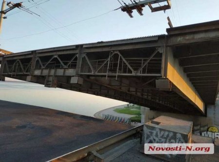 В Николаеве поднялся мост: движение через реку заблокировано (ФОТО, ВИДЕО)