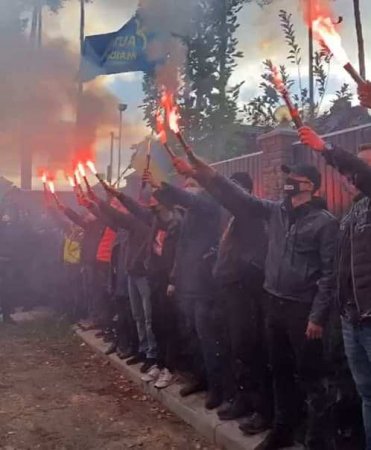 Демократия по-украински: неонацисты выставили виселицу у дома главы Конституционного суда (ФОТО)