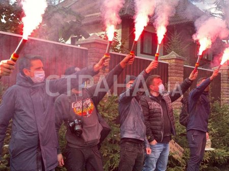 Демократия по-украински: неонацисты выставили виселицу у дома главы Конституционного суда (ФОТО)