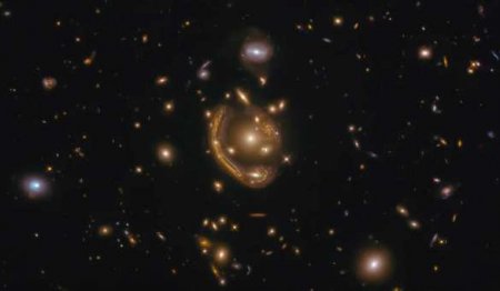 Фантастическое явление: телескоп сфотографировал кольцо Эйнштейна (ФОТО)