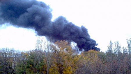 Валит чёрный дым: взрыв и пожар на стратегической Луганской ТЭС (ВИДЕО)