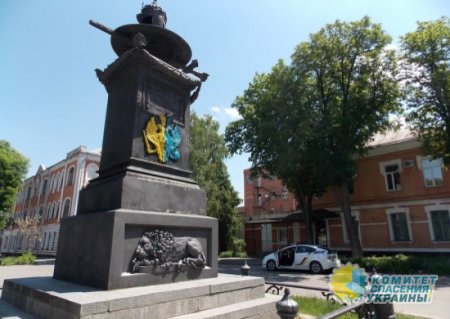 Нацисты воюют с российскими имперскими памятниками в Полтаве
