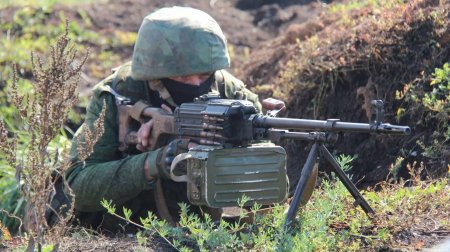 Жёсткие кадры ближнего боя: боец Армии ДНР против группы боевиков ВСУ (ВИДЕО)