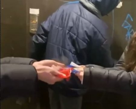 В Крыму неадекватные подростки вытерли ноги о флаг РФ, а затем порвали его