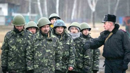 Могилизация на Украине шагает впереди плана: одесских военкомов не сдерживают даже железные ворота (ВИДЕО)