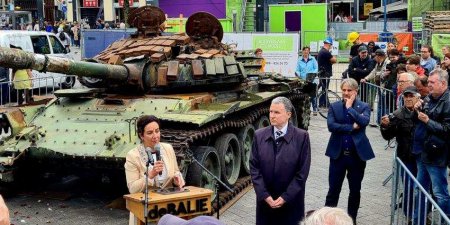 В Амстердаме люди осыпали цветами подбитый на Украине российский танк (ФОТО ...
