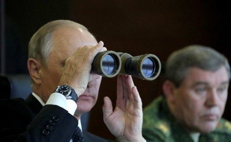 Посла США заметили на балконе подающей сигналы Кремлю (ВИДЕО)