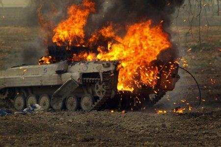Обуглившиеся остовы: украинские боевики снимают свою сгоревшую технику (ВИДЕО)