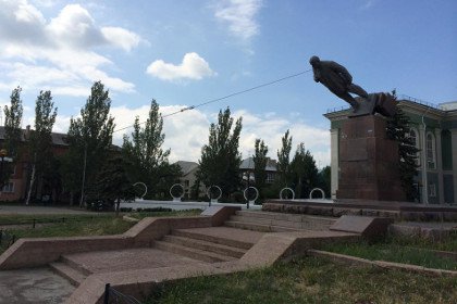 Ляшко заменил памятник Ленину в Северодонецке украинским флагом