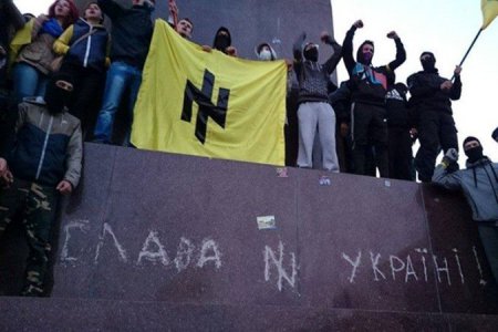 Нацисты громят памятник Ленину в Харькове
