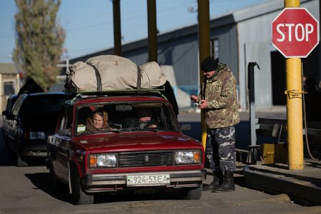 Украина начала пропускать в Крым только легковые автомобили