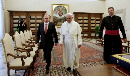 Папа римский подарил Владимиру Путину медаль с ангелом-миротворцем