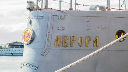 «Аврора» вернется в июле 2016 года с советским гербом на корме