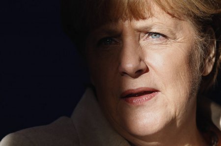 В это время в ЕС. Франс Пресс назначило Меркель самым влиятельным человеком ...