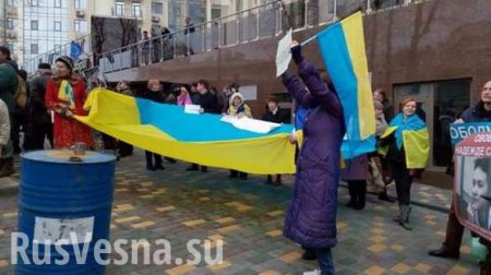 В Одессе митингующие в поддержку Савченко забросали консульство РФ яйцами и подрались с полицией (ФОТО, ВИДЕО)