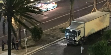 Теракт во Франции: грузовик врезался в толпу в Ницце, десятки убитых