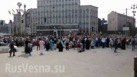 МОЛНИЯ: Две колонны Крестного хода встретились в центре Киева (ПРЯМАЯ ТРАНСЛЯЦИЯ, ФОТО)