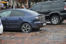 В Чернигове в машине разбили стекло и прокололи колеса из-за георгиевской л ...