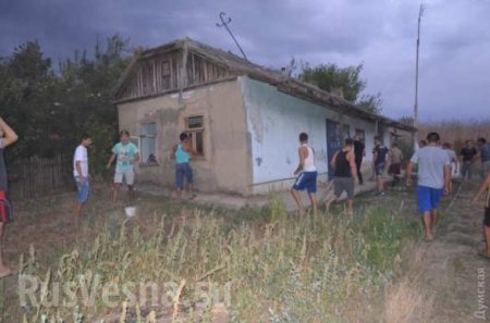 Убийство ребенка в Одесской области: толпа громит дом подозреваемого, полиция бездействует (ФОТО, ВИДЕО)