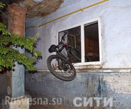 Убийство ребенка в Одесской области: толпа громит дом подозреваемого, полиция бездействует (ФОТО, ВИДЕО)