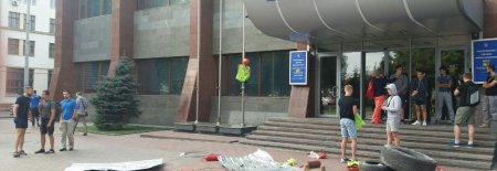 Полиция задержала возле «Киевгорстроя» трех человек