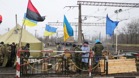 Осаждённый Донбасс: Киев ввёл полную транспортную блокаду ДНР и ЛНР