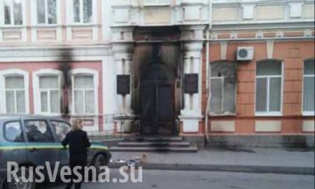 Типичная Украина: в Мелитополе подожгли здание городского совета (ФОТО)