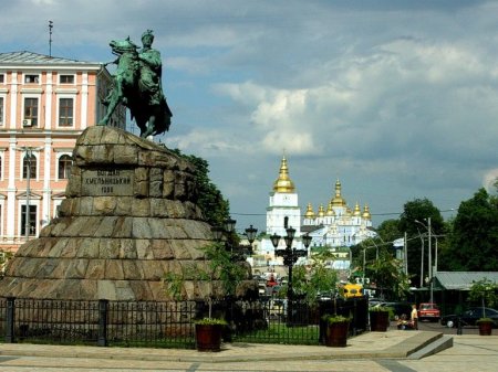 Против Богдана: начинается кампания за снос памятника Хмельницкому