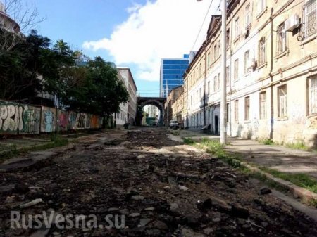 В Одессе ливень смыл асфальт с дороги (ФОТО, ВИДЕО)