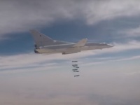 Дальние бомбардировщики Ту-22М3 пятый день подряд бомбят позиции ИГ на фоне ...