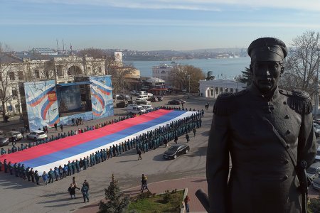 В центре Севастополя развернули гигантский триколор в честь референдума о в ...