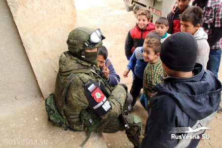 Удивительные кадры: Сотни сирийцев вышли на встречу российским военным после изгнания боевиков из Каламуна (ВИДЕО)