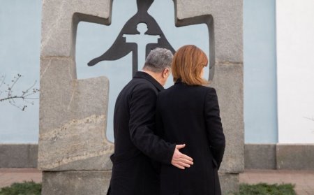 Порошенко с женой возложили колоски к Памятному знаку жертвам Голодомора