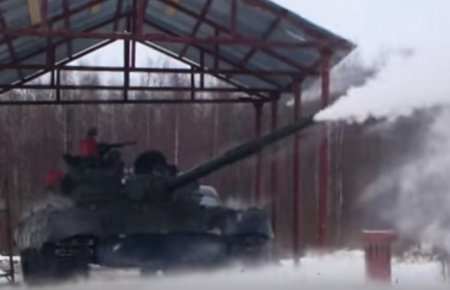 Опубликовано видео со стреляющим бревном танком Т-80