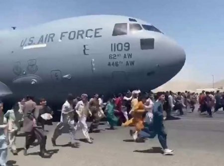 Что-то знают? США призвали американцев немедленно покинуть окрестности аэропорта Кабула